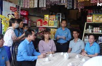 Tổng LĐLĐ Việt Nam trao quà cho công nhân khó khăn