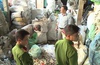 Kinh hãi phát hiện 9 bao tải đựng bơm kim tiêm ở xưởng phế liệu
