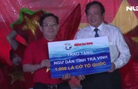 Ngư dân Trà Vinh vui mừng đón nhận 1.000 lá cờ Tổ quốc