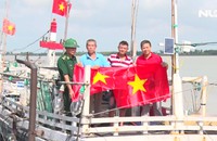 Báo Người Lao Động trao 2.000 lá cờ Tổ quốc cho ngư dân Thanh Hóa