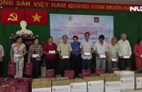 Tặng quà cho công nhân lao động gặp khó khăn tại huyện Cần Giờ