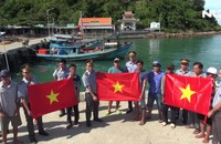 Trao 2.000 cờ Tổ quốc cho ngư dân quần đảo Nam Du