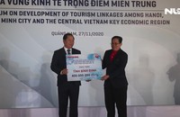 Trao 50.000 lá cờ Tổ quốc và 1,7 tỉ đồng cho các tỉnh TP miền Trung