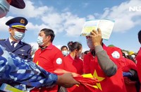 Trao tặng 2.000 lá cờ Tổ quốc cho ngư dân Nghệ An