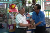 LĐLĐ TP HCM thăm chủ nhà trọ tiêu biểu và công nhân khó khăn dịp Tết