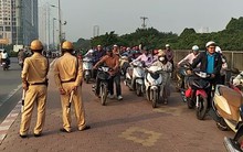 Hàng trăm người dắt xe máy ngược chiều, “tránh” cảnh sát giao thông