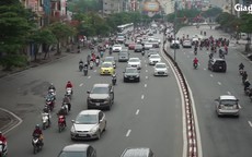 Đường phố Hà Nội bất ngờ đông đúc, nhiều đoạn ùn ứ dù chưa hết hạn cách ly xã hội