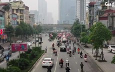 Phương tiện giao thông ken đặc ngã tư dù lệnh cách ly xã hội vẫn tiếp diễn ở Hà Nội