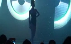 Hà Hồ, Thanh Hằng nhảy bốc lửa trên sàn catwalk