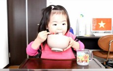 Bé 3 tuổi ăn uống 'cute' hớp hồn dân mạng