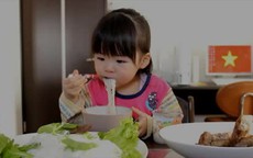 Bé 3 tuổi ăn uống 'cute' hớp hồn dân mạng