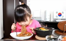 Bé 3 tuổi ăn uống 'cute' hớp hồn dân mạng