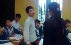 Choáng clip nam sinh vênh mặt thách thức cô giáo “đấu dép 3 giây”