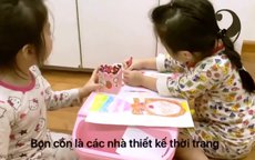 Hai chị em Minh Anh vừa vẽ tranh vừa trò chuyện với mẹ.