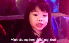 Minh Anh thể hiện tình yêu với mẹ.