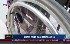 Nam sinh 8 năm cõng bạn tới trường