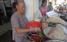 Quán mít trộn 'bà già' 30 năm chưa khi nào vắng khách ở Đà Nẵng