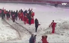 Thành viên đội tuyển U23 Việt Nam cúi đầu cắm cờ trên tuyết khiến nhiều người xúc động.