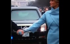 Con út Trump hất tay mẹ, tự đi diễu hành một mình