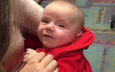 Nụ cười hạnh phúc của bé khiếm thính lần đầu tiên được nghe thấy tiếng mẹ của mình