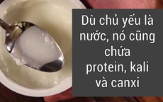 Lớp chất lỏng trên bề mặt cốc sữa chua là gì?