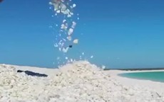 Bãi biển trắng tinh nhưng không có cát ở Australia