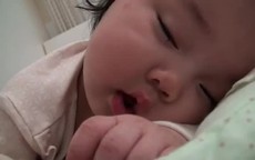 Em bé ngái ngủ trông cực… yêu