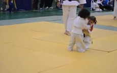 Trận judo siêu dễ thương của hai võ sĩ nhí 