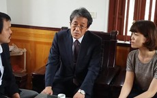 Đại sứ Nhật Bản trò chuyện với gia đình bé Nhật Linh