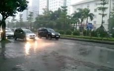 Clip mưa lớn tại Hà Nội sau nhiều ngày nắng nóng kỉ lục.