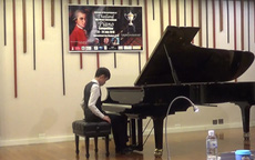 Một trích đoạn trong bài thi chung kết của Đặng Thái Vũ tại cuộc thi Piano quốc tế Mozart được tổ chức tại Thái Lan.