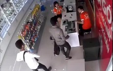 Clip 2 đối tượng dùng súng, dao cướp cửa hàng điện thoại ở Bắc Ninh