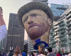 Canada: Khinh khí cầu khổng lồ hình danh họa Vangogh