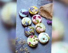 Cô gái 9x tô màu văn hóa Việt cho bánh trung thu