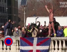 Tục ngâm mình dưới nước lạnh chào đón năm mới 