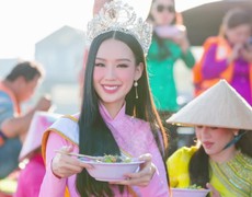 Showbiz Việt 17/11: Bảo Ngọc diễu hành mừng chiến thắng Miss Intercontinental bằng ghe