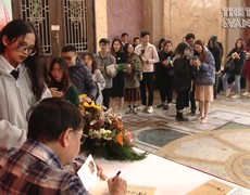 Giữa trời lạnh, bạn đọc Hà Nội xếp hàng dài chờ Nguyễn Nhật Ánh ký tặng