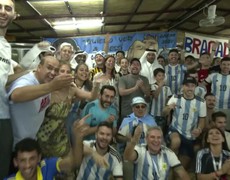 Một gia đình Qatar tiếp đón hàng trăm CĐV xem World Cup