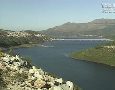 "Ngôi làng ma" bất ngờ nổi lên giữa hồ nước ở Tây Ban Nha