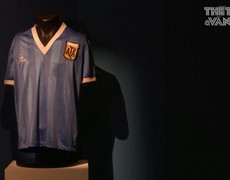 Chiếc áo đấu của huyền thoại bóng đá Diego Maradona đạt giá cao