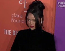 Ca sĩ Rihanna sinh con đầu lòng