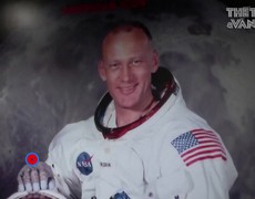 Kỷ vật của phi hành gia Buzz Aldrin đạt giá khủng
