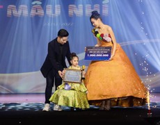 Showbiz Việt 13/1: Thí sinh 5 tuổi giành giải quán quân "Gương mặt siêu nhí"; Ngọc Châu catwalk kiểu "hoa sen" tại bán kết Miss Universe