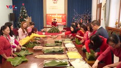Đại sứ quán VN tại Liên bang Nga tổ chức gói bánh chưng Tết 