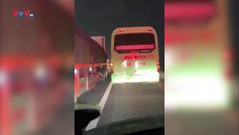 Xe cứu thương “bất lực” trước hàng ô tô ở làn khẩn cấp cao tốc Pháp Vân