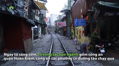 Ảnh-clip- dựng rào chắn cấm mọi ngả đường vào phố cà phê đường tàu