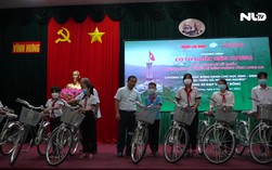 Báo Người Lao Động trao cờ Tổ quốc, học bổng tại Long An