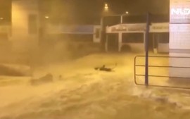 Clip: Siêu bão Mangkhut ập vào Hong Kong, Quảng Đông, gió giật 250 km/h
