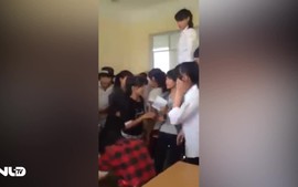 Clip: Lại có nữ sinh bị đánh hội đồng trong lớp học