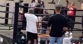 Huyền thoại Evander Holyfield tập luyện cho ngày tái xuất